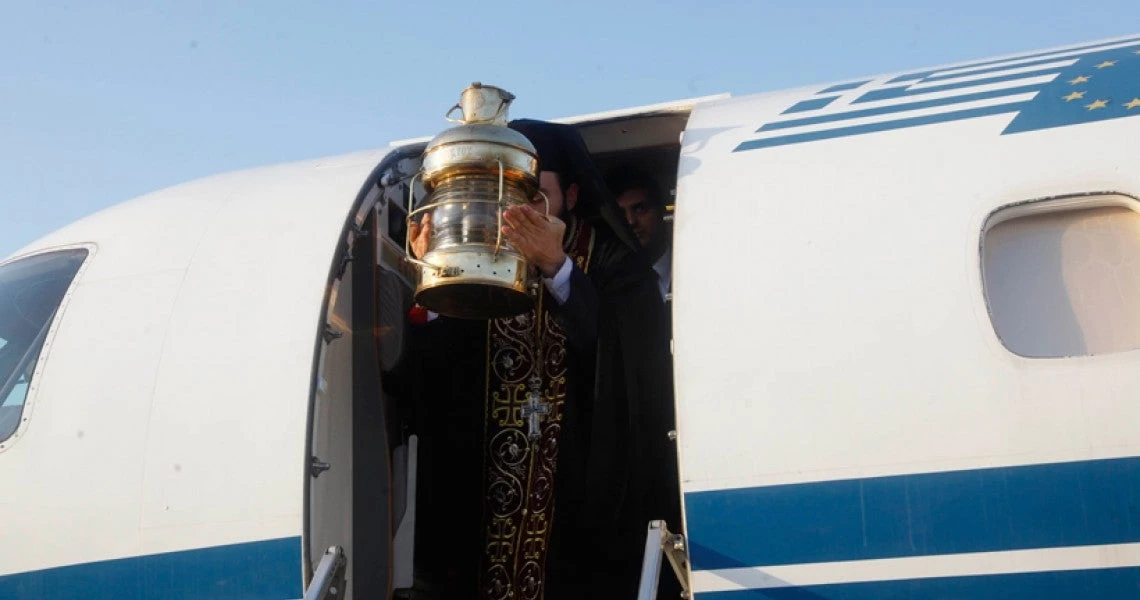 Έτσι θα γίνει φέτος η μεταφορά του Αγίου Φωτός από τα Ιεροσόλυμα